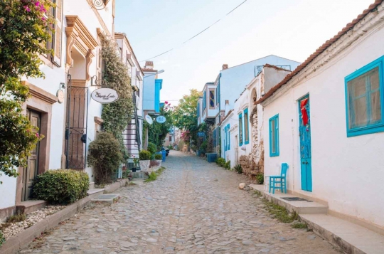 Cunda Adası Gezilecek Yerler: Tarihi ve Doğal Güzellikleri